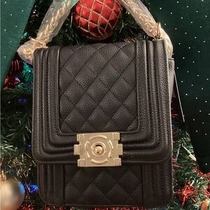 FASHION! Elegant Black Quilted Crossbody,